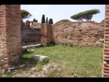 08117 ostia - regio v - semita dei cippi - ecke - via della fortuna della annonaria - edificio (v,iv,1) - suedwestecke - bli ri nordwesten - 06-2024.jpg